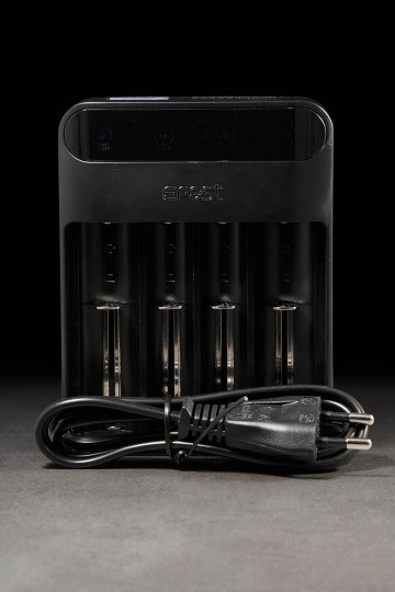 Chargeur 4 places Lush Q4 EFEST - ICI ET VAP